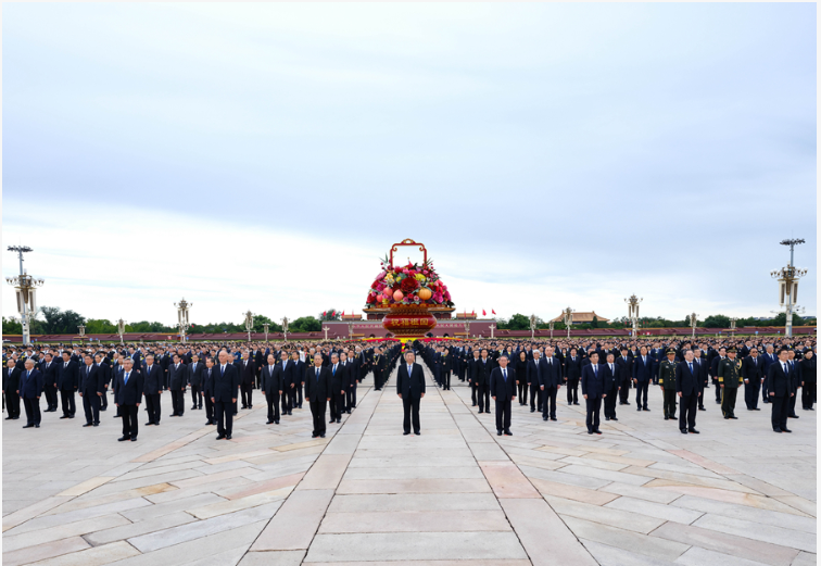 烈士纪念日向人民英雄敬献花篮仪式在京隆重举行 习近平等党和国家领导人出席(图3) 烈士纪念日向人民英雄敬献花篮仪式在京隆重举行 习近平等党和国家领导人出席(图3)