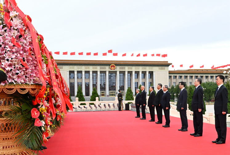烈士纪念日向人民英雄敬献花篮仪式在京隆重举行 习近平等党和国家领导人出席(图5) 烈士纪念日向人民英雄敬献花篮仪式在京隆重举行 习近平等党和国家领导人出席(图5)